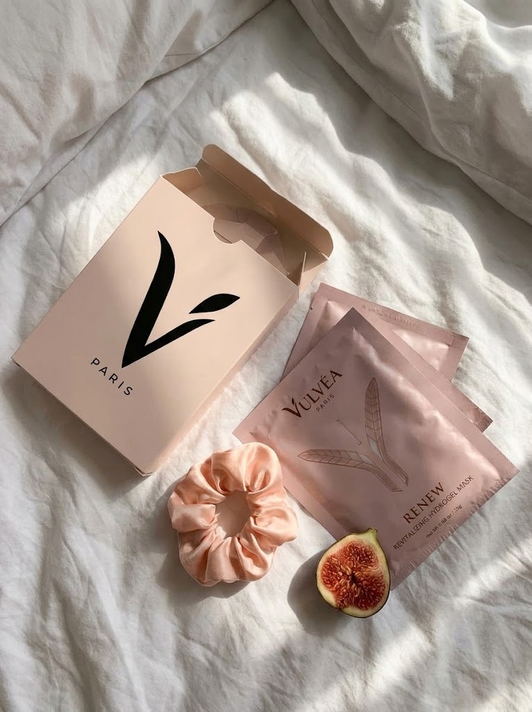 Open Vulvéa box with five RENEW sachets
